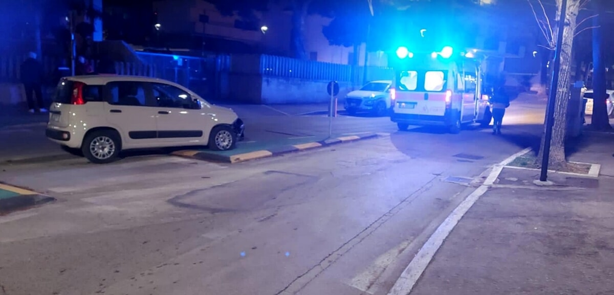 Ha un malore mentre è alla guida in via di Sotto e finisce contro la